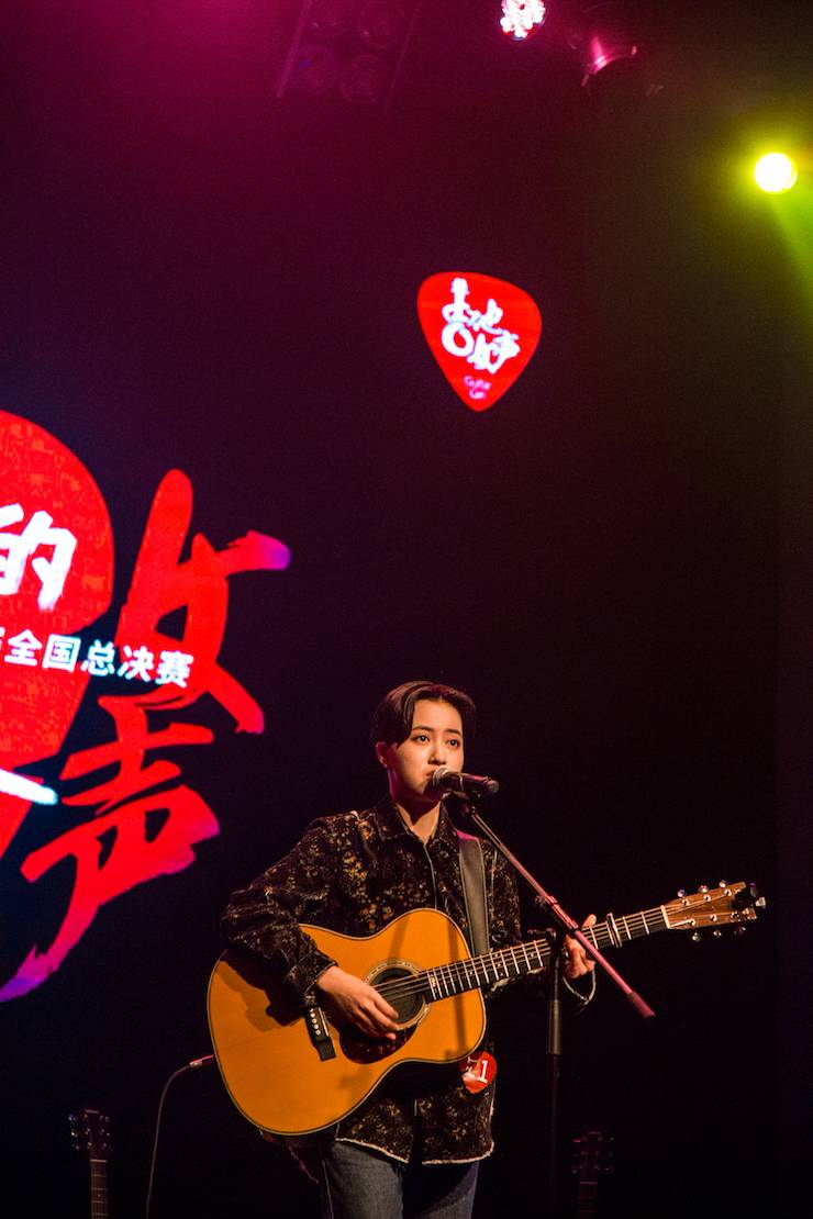 第四届“QG刮刮乐吉他女声弹唱大赛”总冠军出炉<br />温格夺冠，董冬冬担任评委