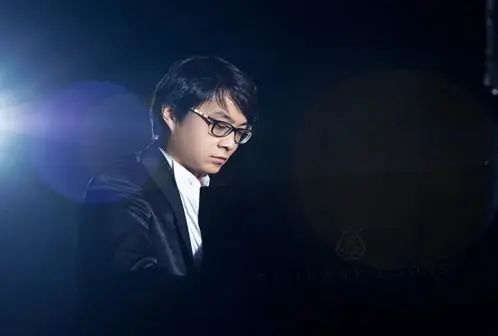 宋思衡的“宅抗疫” | 挑战主播、筹集口罩、闭关作曲，这位取消了20场演出的钢琴家原来这么忙！